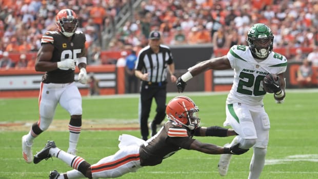 New York Jets RB Breece Hall breaks tackle against Cleveland Browns